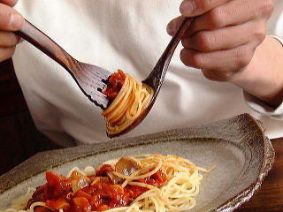 The+spoon+is+used+to+keep+the+noodles+from+falling+_6ab962ee4f57b9d7748b806dc4261029.jpg